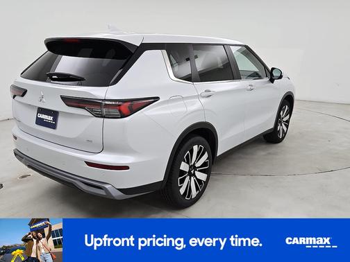 White 2025 Mitsubishi Outlander SE