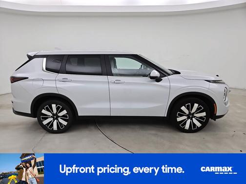 White 2025 Mitsubishi Outlander SE