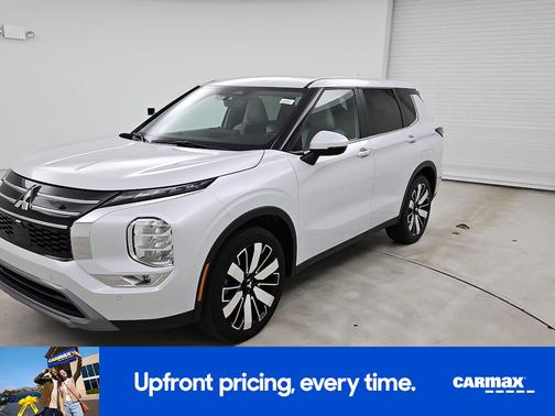 White 2025 Mitsubishi Outlander SE