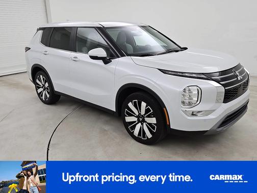 White 2025 Mitsubishi Outlander SE