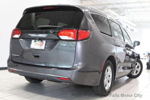 Photo 4 of 21 of 2017 Chrysler Pacifica Touring-L Plus
