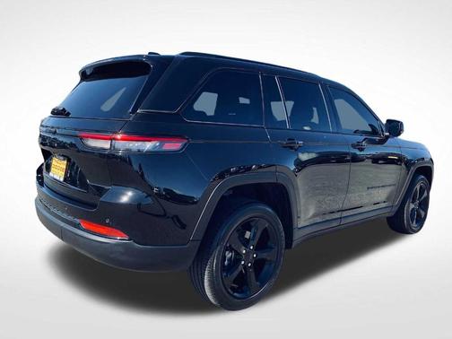Diamond Black 2023 Jeep Grand Cherokee Altitude