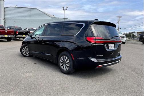 2023 Chrysler Pacifica Hybrid Touring L