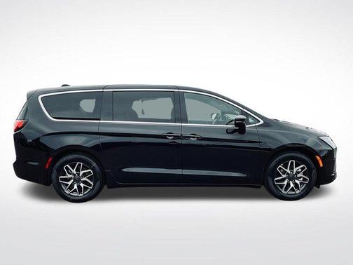 Diamond Black 2027 Chrysler Pacifica LIMITED