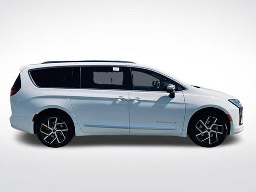 Bright White Clearcoat 2027 Chrysler Pacifica Pinnacle