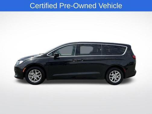 Brilliant Black Crystal Pearlcoat 2023 Chrysler Voyager LX