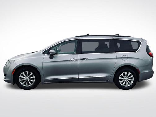 Billet Silver Metallic Clearcoat 2017 Chrysler Pacifica Touring-L