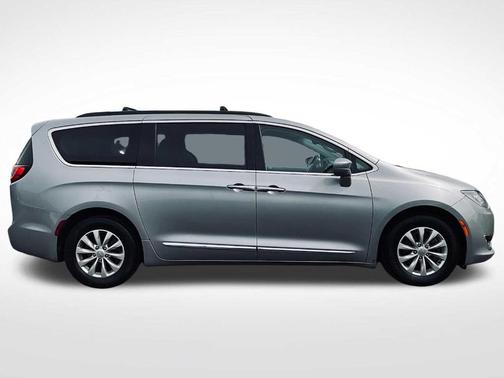 Billet Silver Metallic Clearcoat 2017 Chrysler Pacifica Touring-L