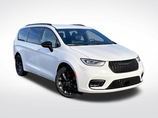 Bright White Clearcoat 2026 Chrysler Pacifica Select