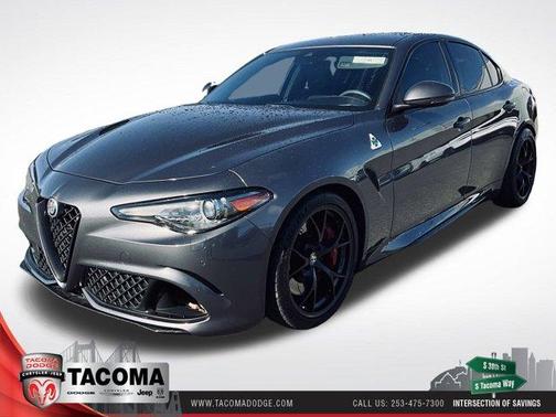Vesuvio Gray Metallic 2017 Alfa Romeo Giulia Quadrifoglio