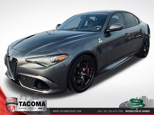 Vesuvio Gray Metallic 2017 Alfa Romeo Giulia Quadrifoglio