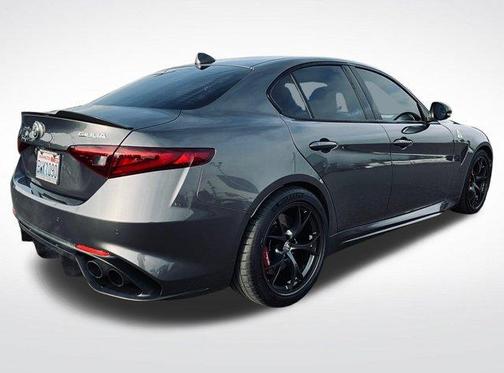 Vesuvio Gray Metallic 2017 Alfa Romeo Giulia Quadrifoglio