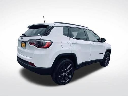 Bright White Clearcoat 2026 Jeep Compass Latitude