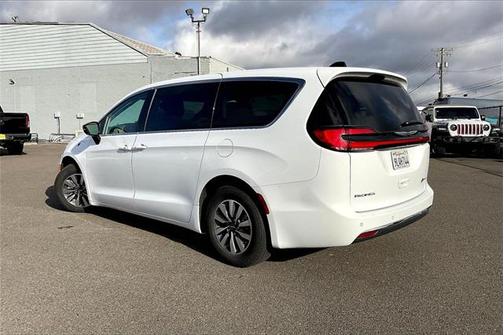 2024 Chrysler Pacifica Hybrid Select