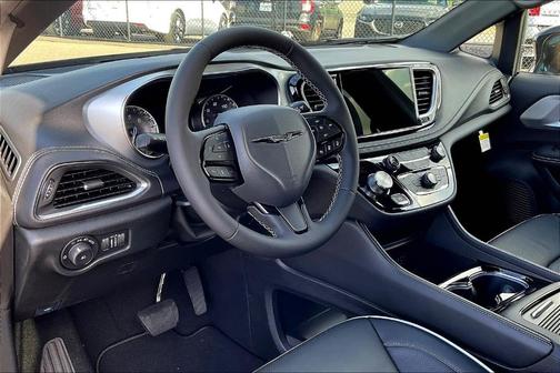 Diamond Black 2026 Chrysler Pacifica Limited