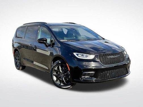 Diamond Black 2026 Chrysler Pacifica Limited