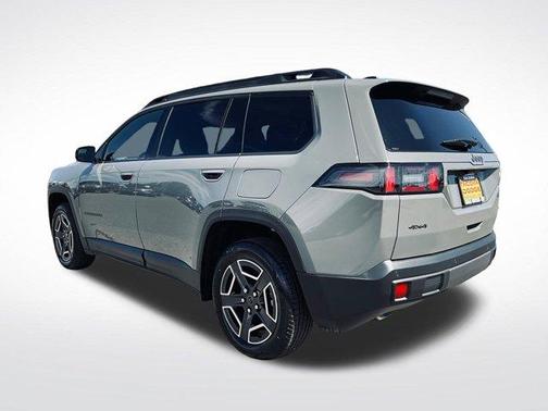 Sting Gray Clearcoat 2026 Jeep Cherokee LAREDO/LIMITED