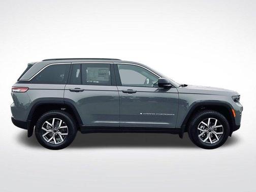 Sting Gray Clearcoat 2027 Jeep Grand Cherokee Laredo X