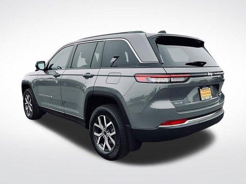 Sting Gray Clearcoat 2027 Jeep Grand Cherokee Laredo X