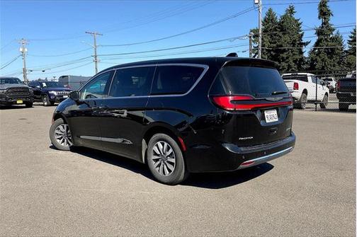 2024 Chrysler Pacifica Hybrid Select