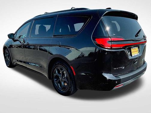 Brilliant Black Crystal Pearlcoat 2024 Chrysler Pacifica Hybrid Select