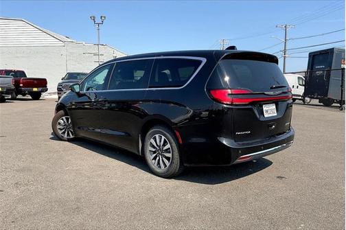 2024 Chrysler Pacifica Hybrid Select