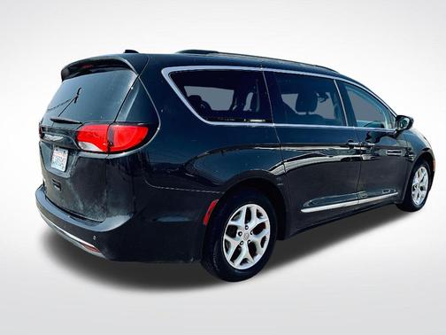 Brilliant Black Crystal Pearlcoat 2017 Chrysler Pacifica Touring-L
