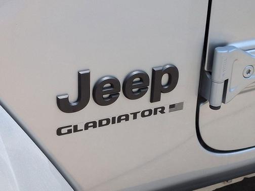 Silver Zynith Clearcoat 2023 Jeep Gladiator Sport S