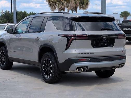 Sandstone Gray 2026 Chevrolet Traverse AWD Z71