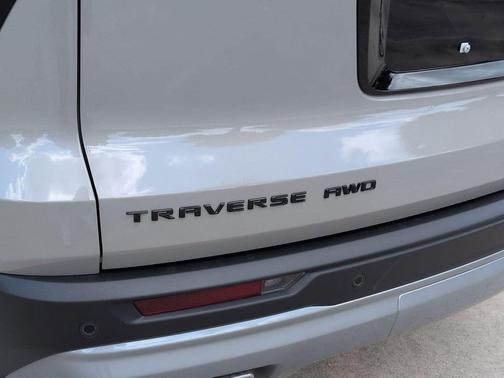 Sandstone Gray 2026 Chevrolet Traverse AWD Z71