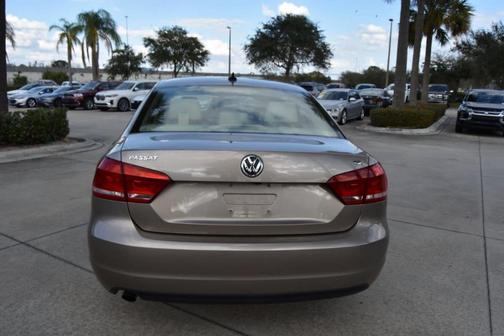 Photo 4 of 24 of 2015 Volkswagen Passat 1.8T S