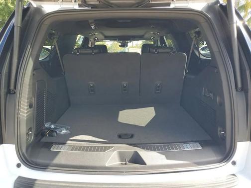 Polar White Tricoat 2026 Chevrolet Suburban High Country, RWD