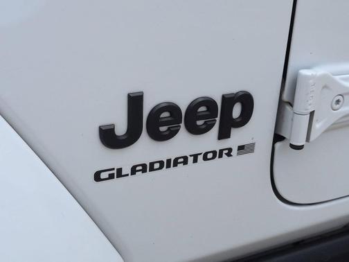 Bright White Clearcoat 2024 Jeep Gladiator Willys