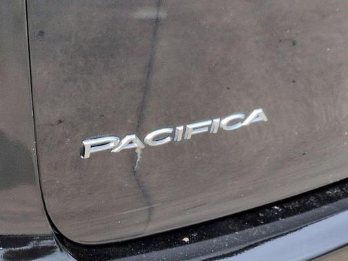 Diamond Black Crystal Pearlcoat 2026 Chrysler Pacifica Limited