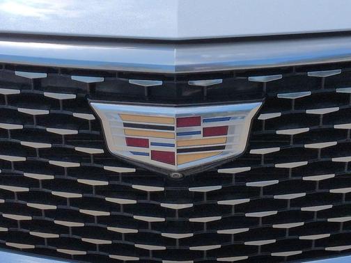 Crystal White Tricoat 2023 Cadillac XT6 Premium Luxury FWD