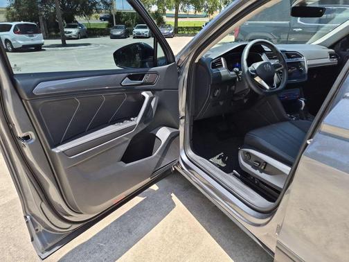 Platinum Gray Metallic 2023 Volkswagen Tiguan 2.0T SE