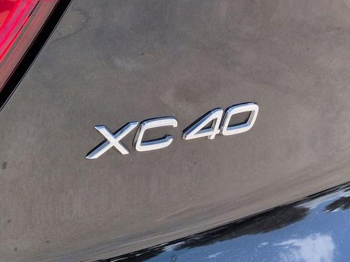 Black 2020 Volvo XC40 T5 Momentum