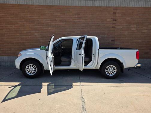 Glacier White 2018 Nissan Frontier SV