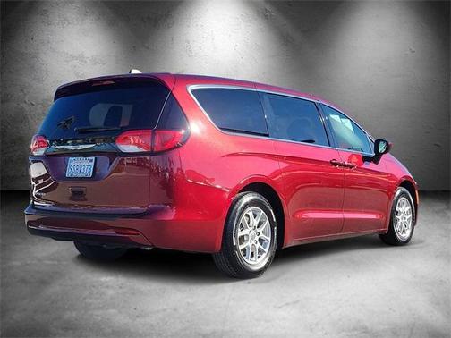 2022 Chrysler Voyager LX