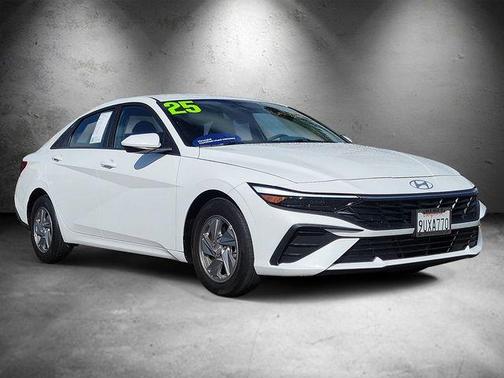 2025 Hyundai ELANTRA SE