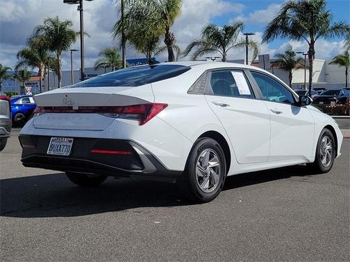 2025 Hyundai ELANTRA SE