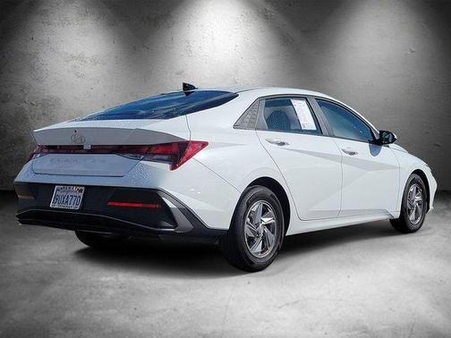 2025 Hyundai ELANTRA SE