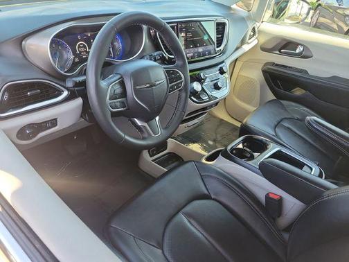 2024 Chrysler Pacifica Touring-L