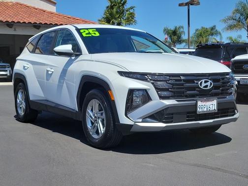 White 2025 Hyundai TUCSON SE