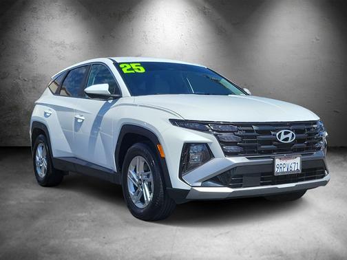 White 2025 Hyundai TUCSON SE