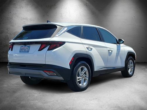 White 2025 Hyundai TUCSON SE