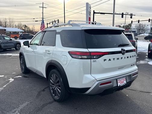 2023 Nissan Pathfinder SL