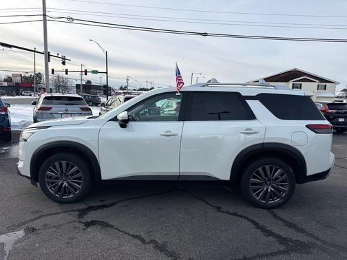 2023 Nissan Pathfinder SL