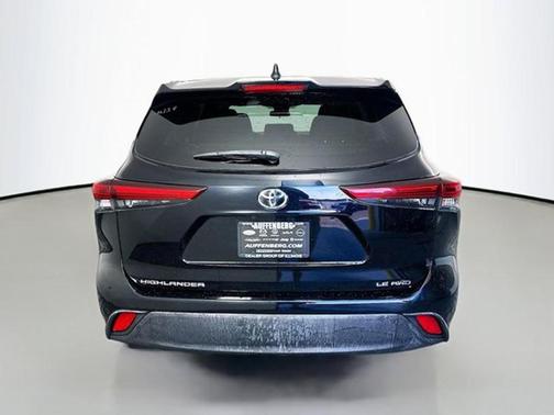 Midnight Black Metallic 2020 Toyota Highlander LE