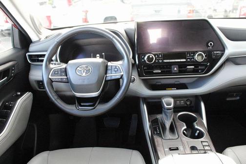 2023 Toyota Highlander Hybrid Platinum